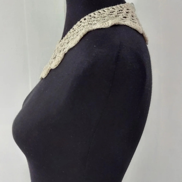 Vintage White Crocheted Collar Buttons in the back - Picture 4 of 10